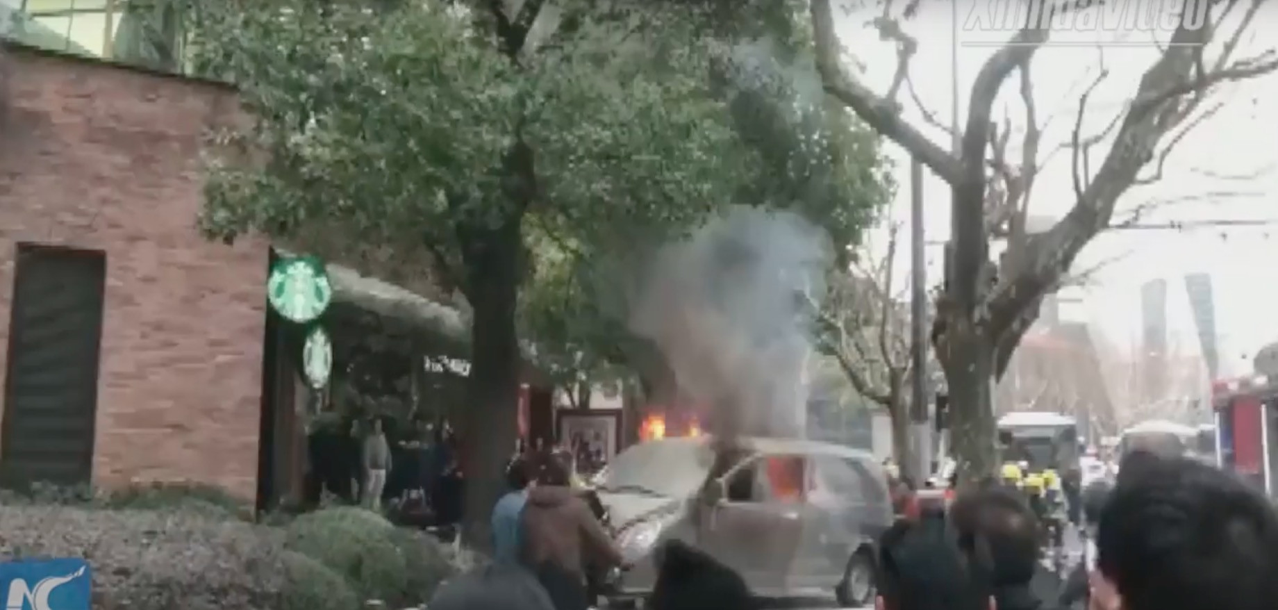 Σαγκάη: Φλεγόμενο φορτηγάκι πέφτει πάνω σε πεζούς [Βίντεο]