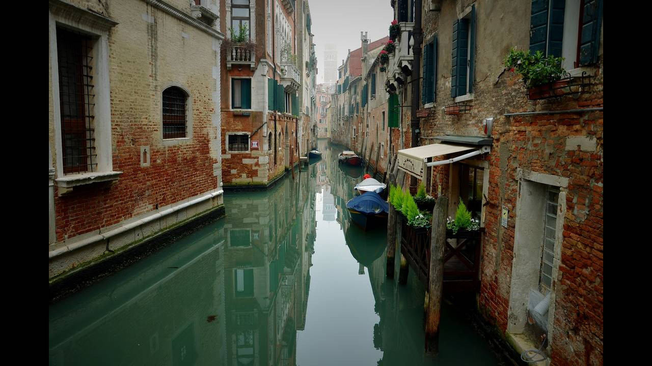 «Στέγνωσαν» τα κανάλια της Βενετίας από το «ματωμένο φεγγάρι»