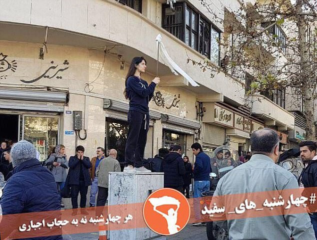 Τριάντα Ιρανές συνελήφθησαν επειδή έβγαλαν την μαντίλα τους σε δημόσιο χώρο
