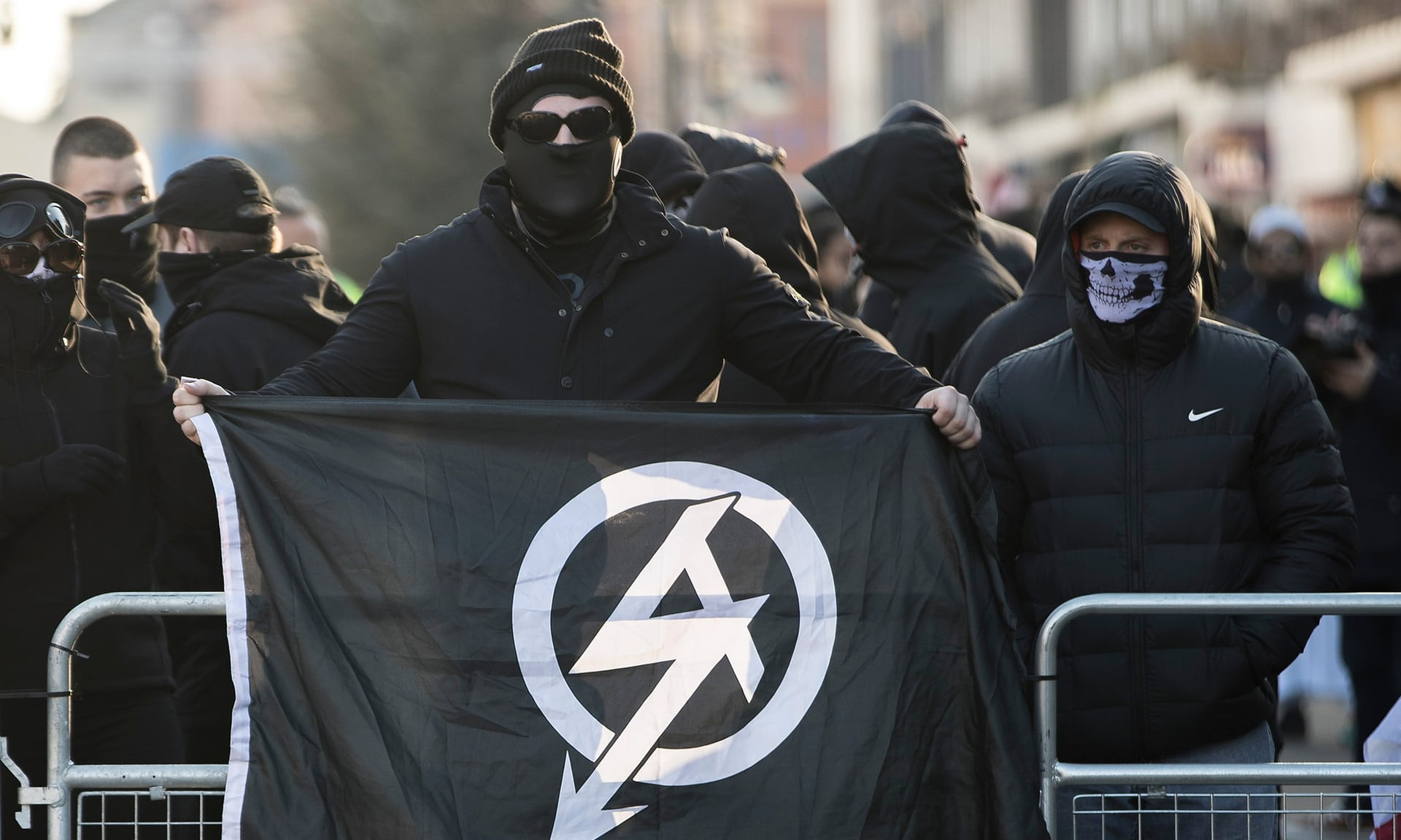 Guardian: Bρετανοί φασίστες αντιγράφουν τζιχαντιστές για να σκοτώνουν