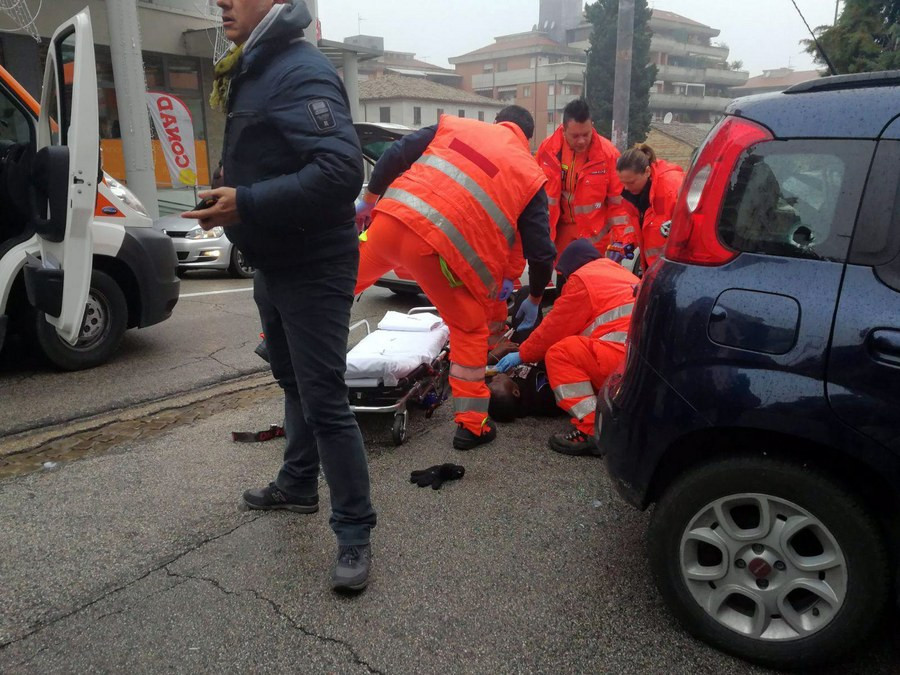 Ιταλία: Άνδρας άνοιξε πυρ κατά μεταναστών – Τουλάχιστον 4 τραυματίες