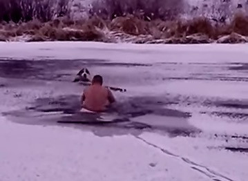 Η θαρραλέα διάσωση σκύλου από τα παγωμένα νερά [ΒΙΝΤΕΟ]