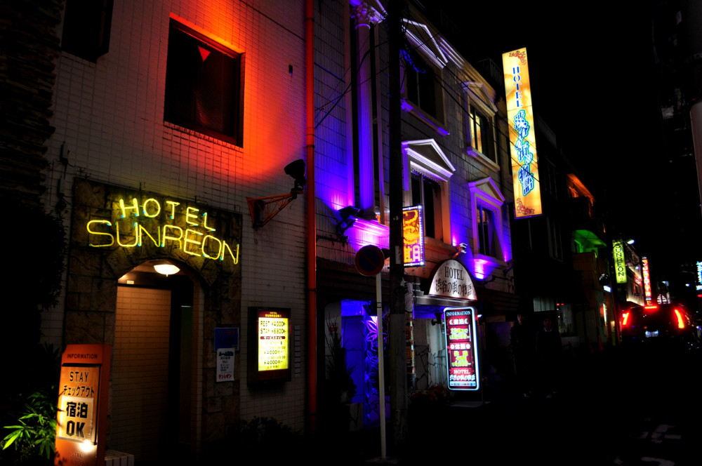 Τα Ιαπωνικά μυστικά love hotels: Ζωή με περιορισμούς, σεξ με λουριά