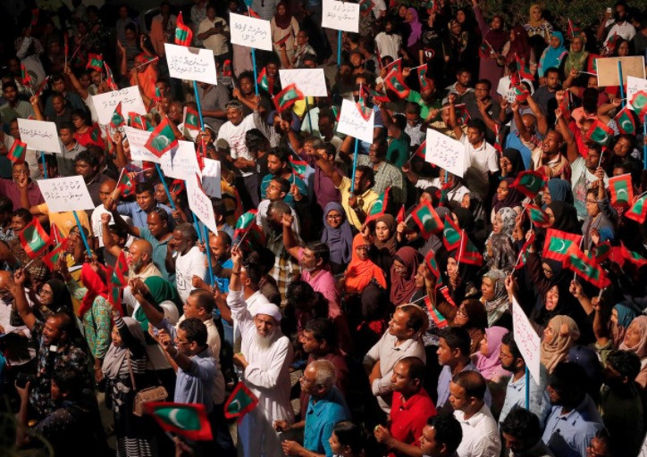 Οι Μαλδίβες βυθίζονται στο πολιτικό χάος