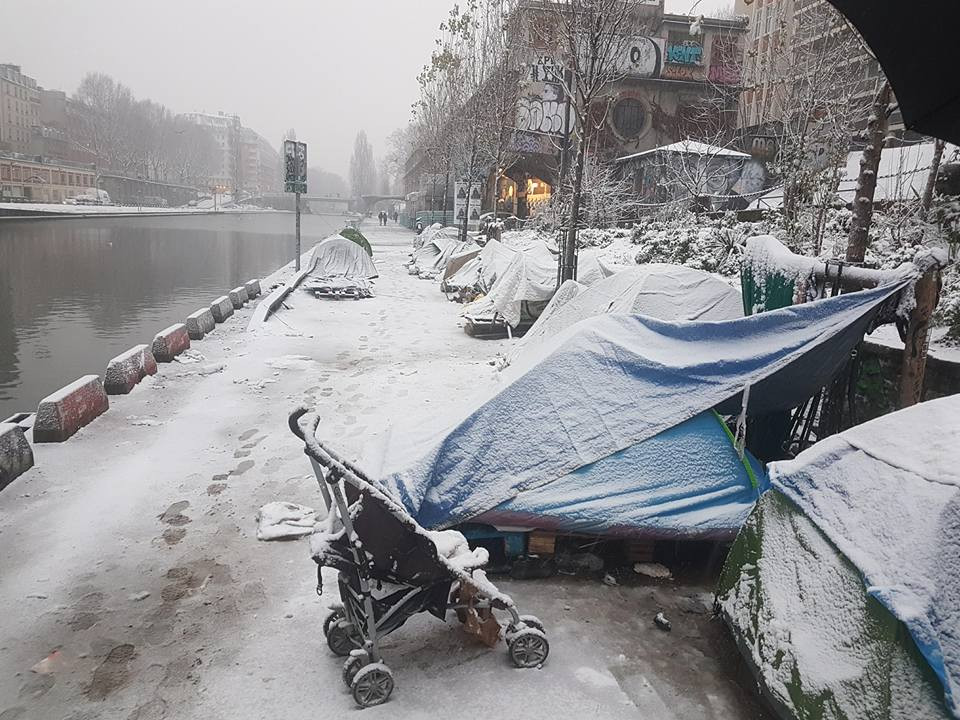 Το δράμα των προσφύγων στους παγωμένους δρόμους του Παρισιού [Βίντεο + φωτό]
