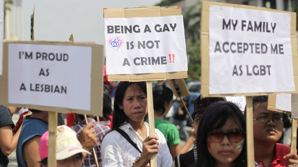 Ινδονησία: Παράνομη η ομοφυλοφιλία, παράνομη και η προγαμιαία σχέση