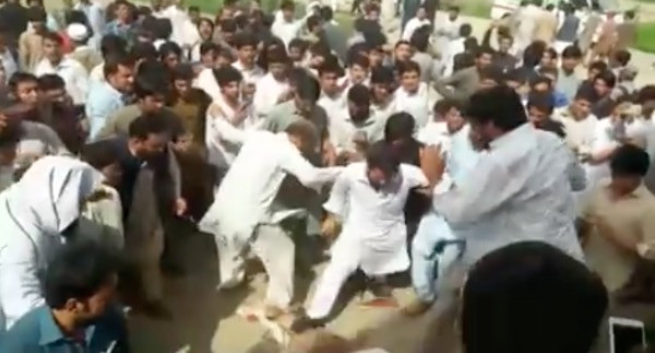 Πακιστάν: Όχλος λιντσάρισε μέχρι θανάτου φοιτητή για βλασφημία [ΒΙΝΤΕΟ]