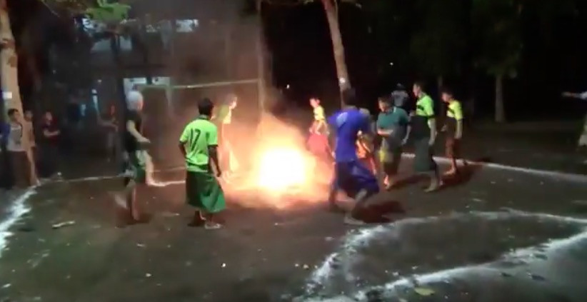Στην Ινδονησία παίζουν… fire football [ΒΙΝΤΕΟ]