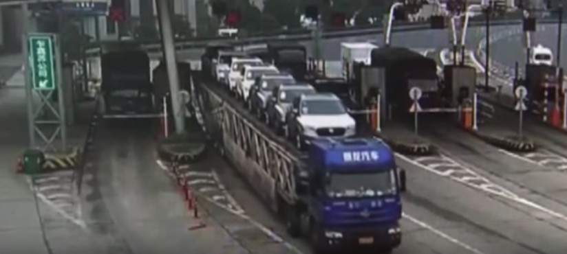 Φορτηγό ξήλωσε σταθμό διοδίων στην Κίνα [BINTEO]