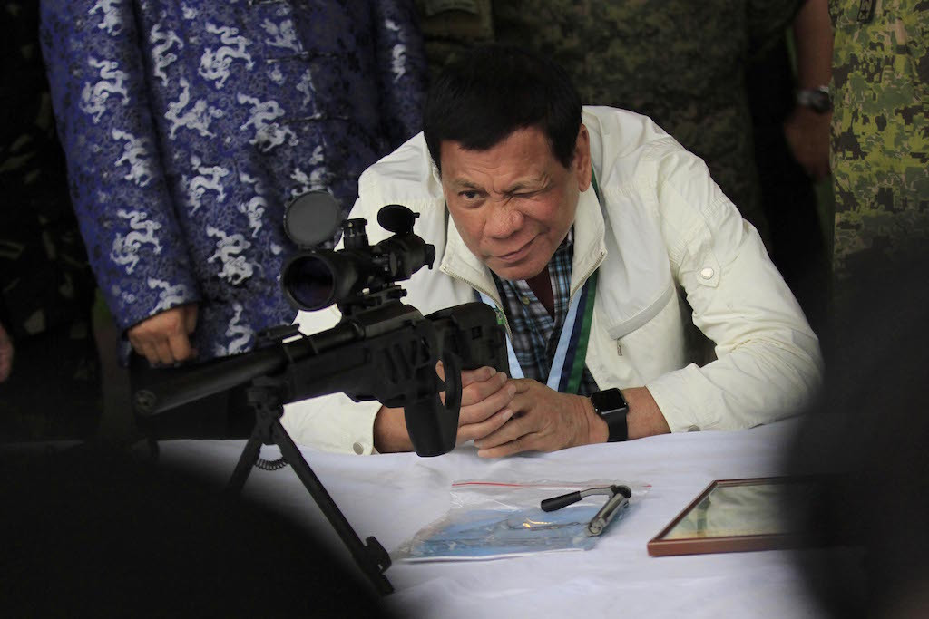 Φιλιππίνες – Ντουτέρτε: «Πυροβολείτε τις αντάρτισσες στα γεννητικά όργανα»…