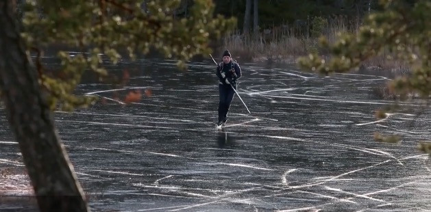 Κάνοτας wild ice skating στην παγωμένη λίμνη [ΒΙΝΤΕΟ]