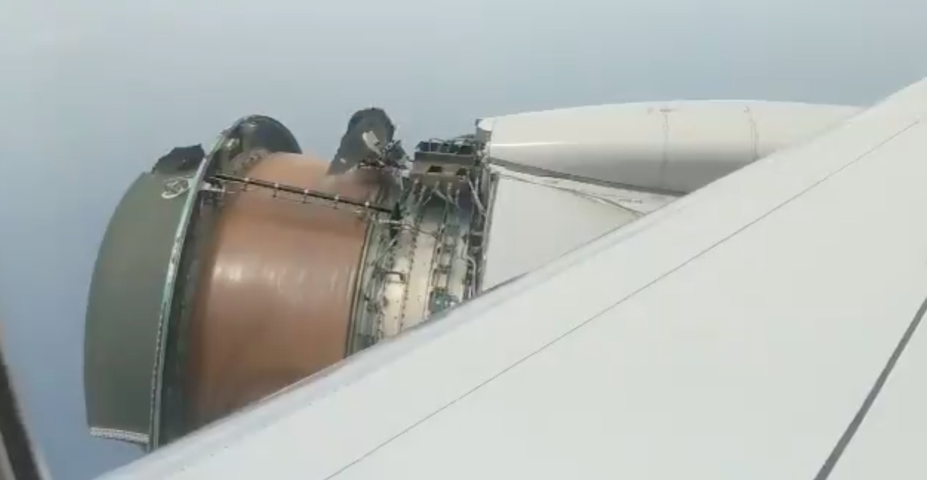 Κινητήρας επιβατικού αεροπλάνου αρχίζει να διαλύεται εν πτήσει [Βίντεο]