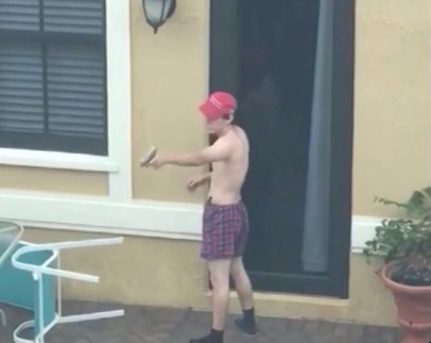 Ο μακελάρης της Φλόριντα κάνει σκοποβολή φορώντας καπελάκι της καμπάνιας του Τραμπ [ΒΙΝΤΕΟ]