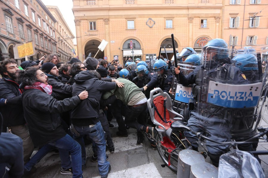 Με τη βία απομάκρυνε η αστυνομία αντιφασίστες που διαμαρτύρονταν για την ομιλία νεοφασίστα στη Μπολόνια [ΦΩΤΟ+ΒΙΝΤΕΟ]