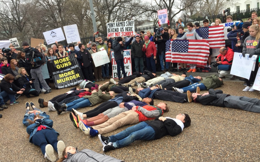 Μαθητές διαμαρτύρονται έξω από τον Λευκό Οίκο κατά της οπλοκατοχής – «Είμαι ο επόμενος;» [ΒΙΝΤΕΟ]
