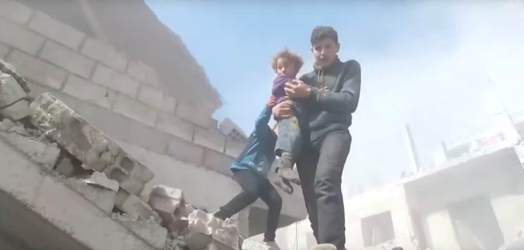 Συρία: Διάσωση παιδιών απ’ τα χαλάσματα [Βίντεο]