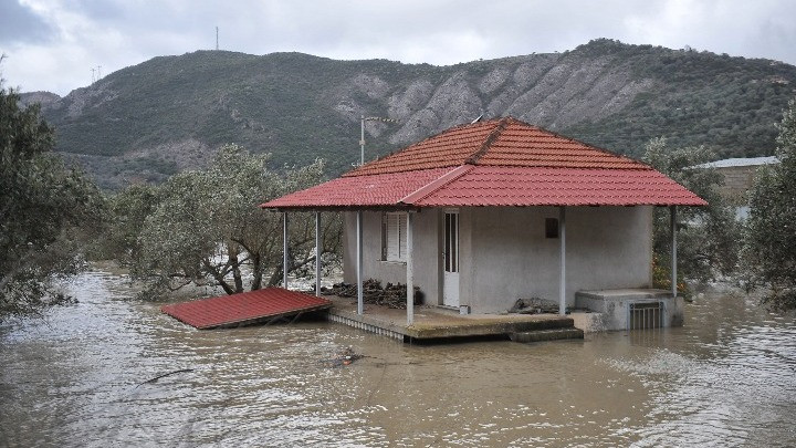 Πλημμύρισαν σπίτια στα παράλια του Δήμου Αγιάς