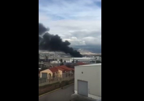 Σε εξέλιξη μεγάλη φωτιά σε εργοστάσιο στη Μάνδρα [ΒΙΝΤΕΟ]