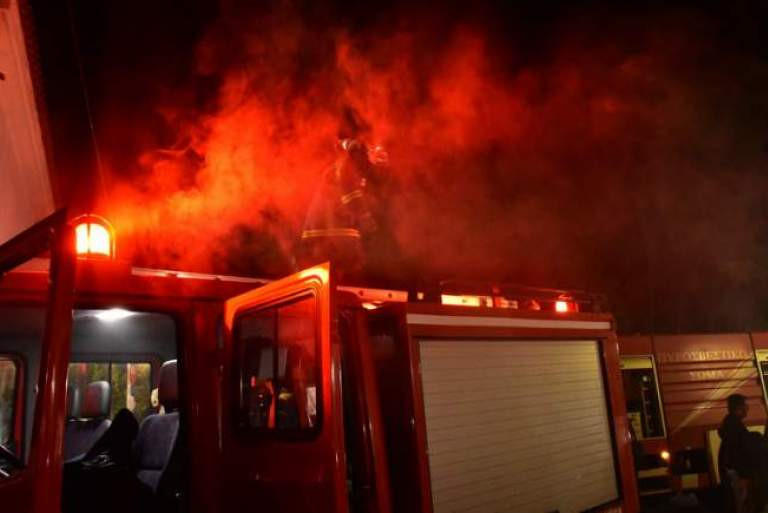 Φωτιά σε εργοστάσιο στη Μάνδρα: Ένας νεκρός από ανακοπή