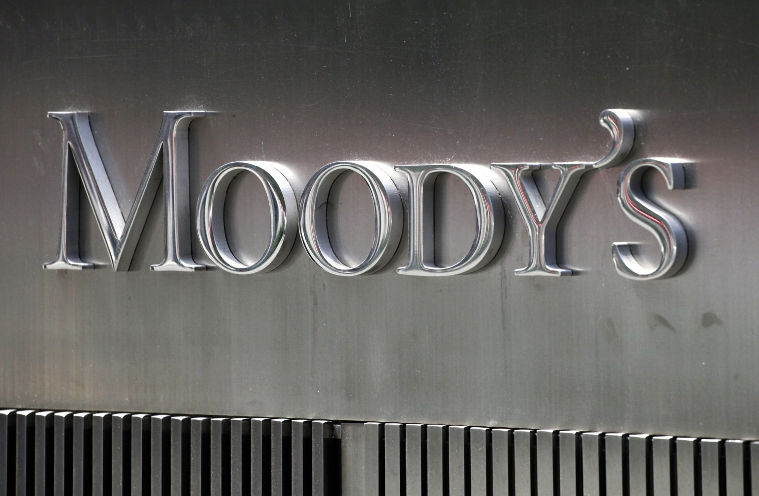 Πτώση στο κόστος δανεισμού μετά την αναβάθμιση από τη Moody’s