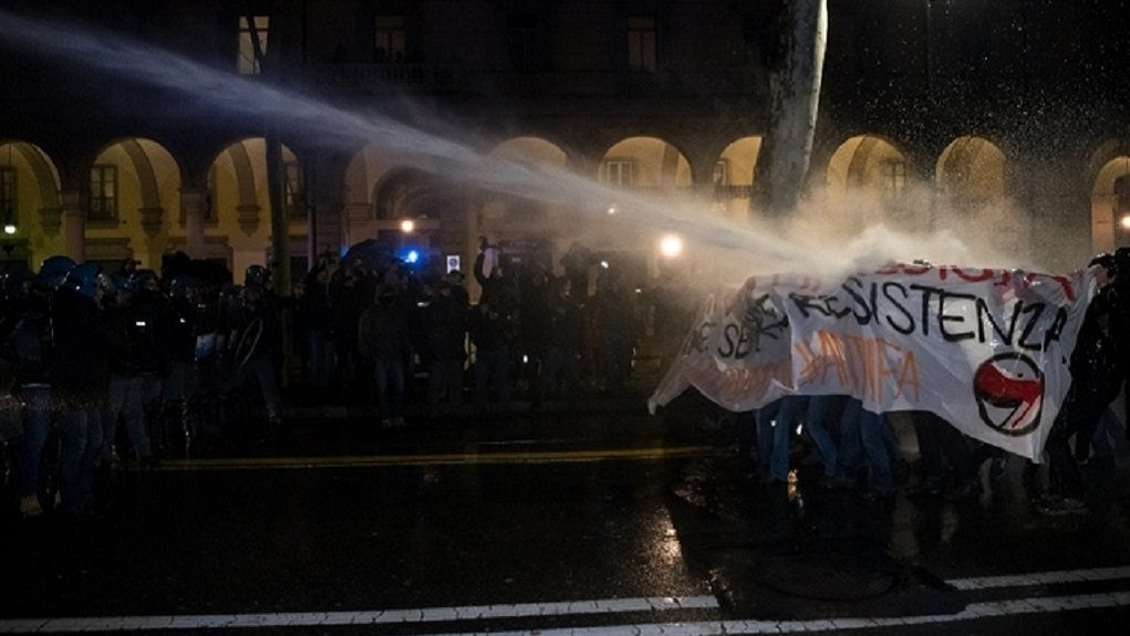 «Το Τορίνο είναι πόλη αντιφασιστική»: Συγκρούσεις διαδηλωτών με την αστυνομία [Βίντεο]