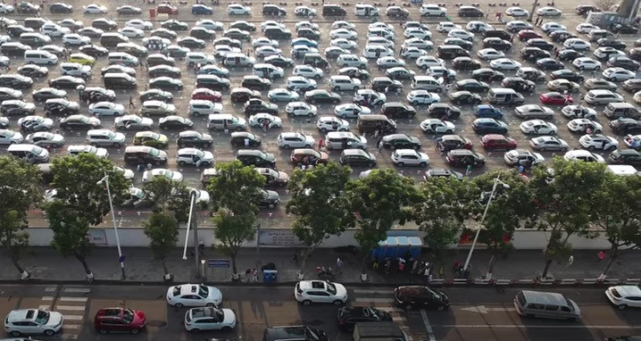 Κυκλοφοριακό κομφούζιο με πάνω από 10.000 αυτοκίνητα [ΒΙΝΤΕΟ]