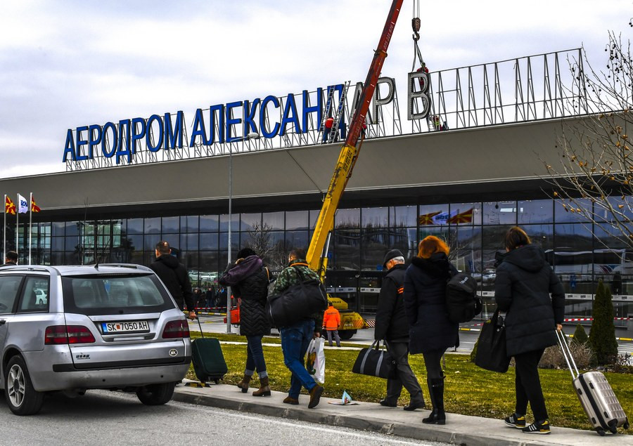 Αφαιρούνται οι πινακίδες «Μέγας Αλέξανδρος» από το αεροδρόμιο των Σκοπίων