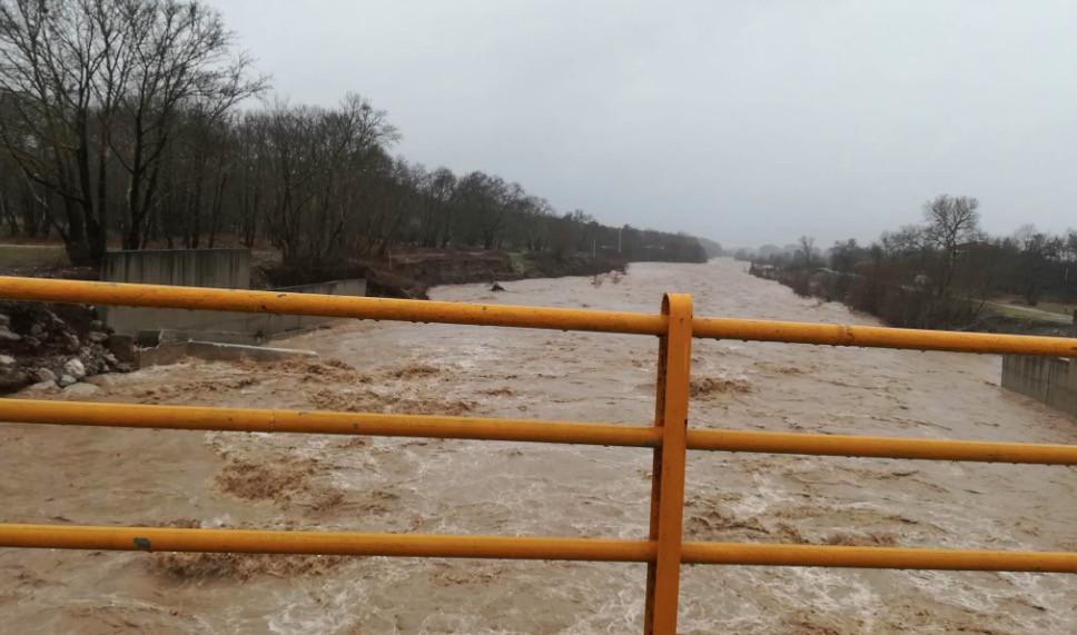 Πλημμύρες στα Τρίκαλα: Υπερχείλισαν οι παραπόταμοι του Πηνειού