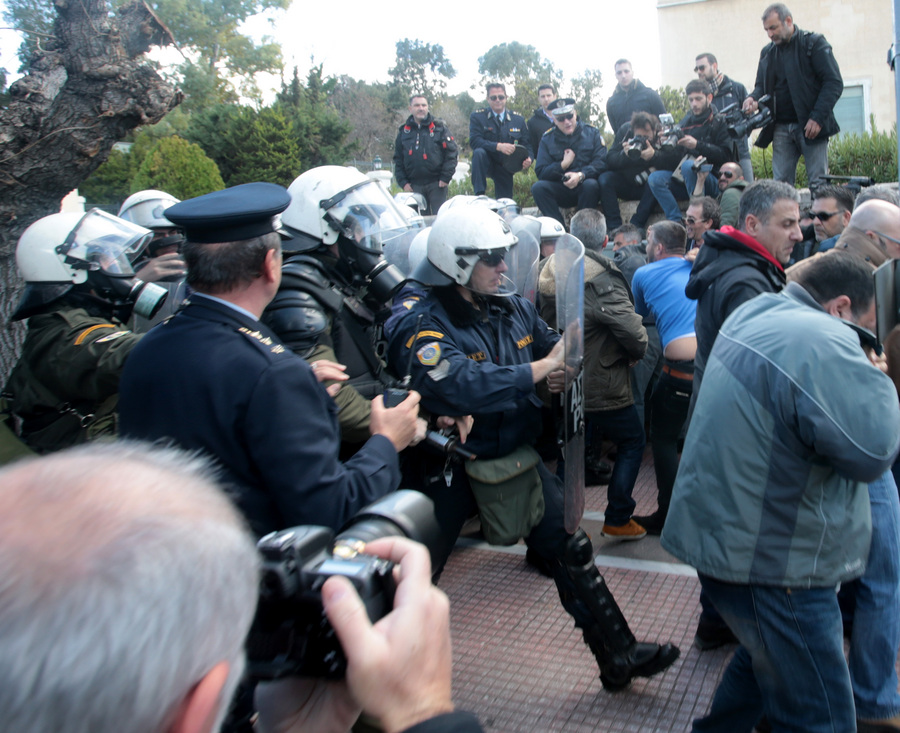 Ένταση έξω από τη Βουλή [ΒΙΝΤΕΟ]