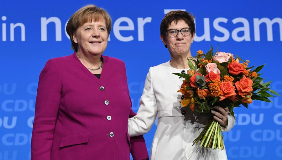 Γερμανία: Μια… «μίνι Μέρκελ» η νέα γενική γραμματέας του CDU