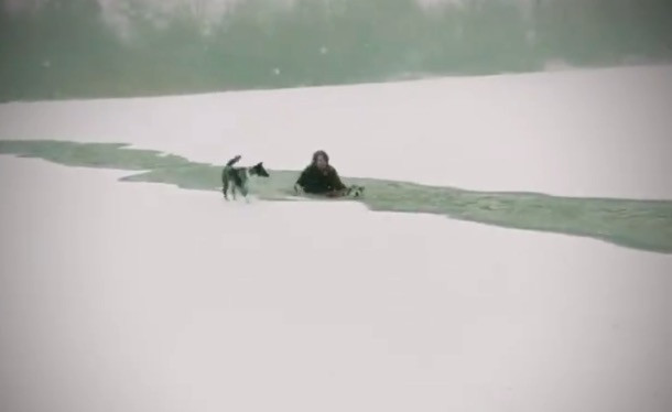 Έπεσε στα παγωμένα νερά για να σώσει τον σκύλο της [ΒΙΝΤΕΟ]