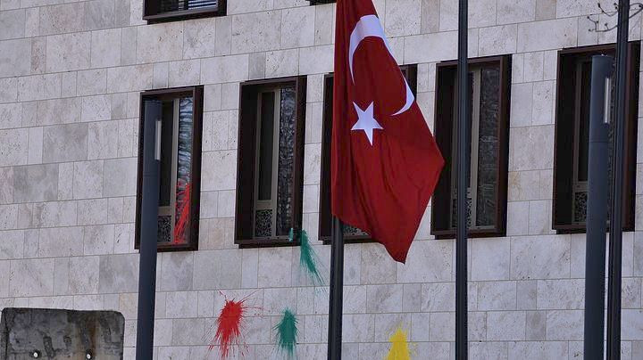 Επίθεση με μπογιές και βόμβα καπνού στην τουρκική πρεσβεία στο Βερολίνο