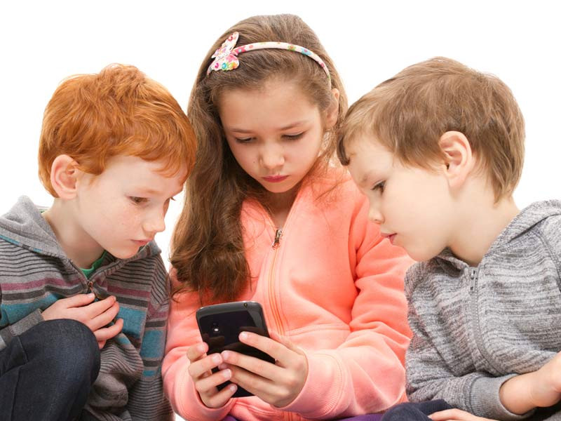 Ποια είναι η «σωστή ηλικία» για να πάρουμε κινητό στο παιδί;