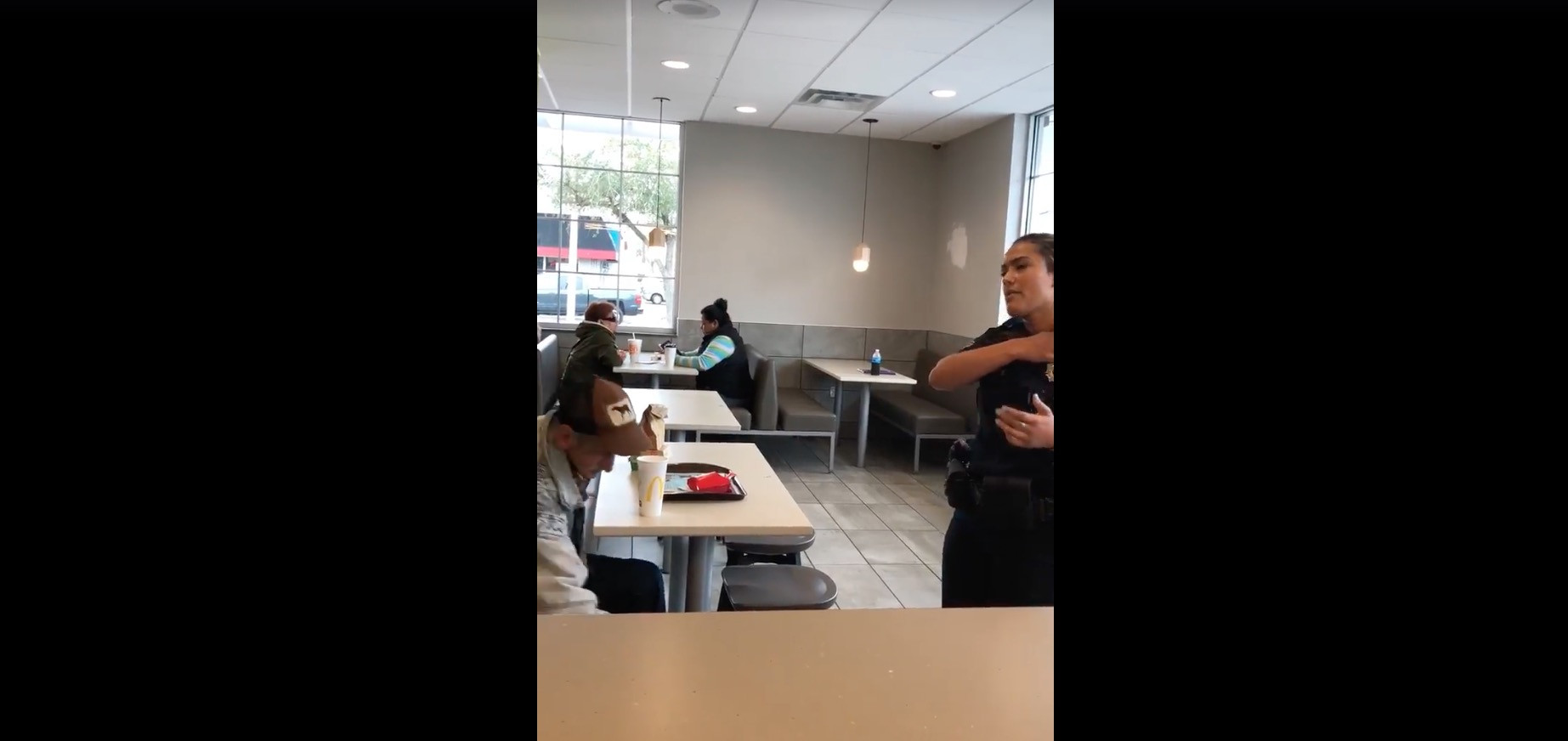 ΗΠΑ: Η αστυνομία διώχνει άστεγο από  McDonald’s, ενώ είχε πληρωθεί το γεύμα του [Βίντεο]