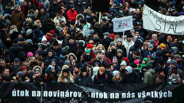 Χιλιάδες άνθρωποι στη Σλοβακία διαδήλωσαν στη μνήμη του δημοσιογράφου που δολοφονήθηκε