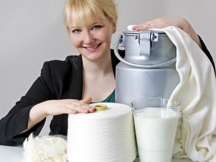 Η σχεδιάστρια μόδας που φτιάχνει ρούχα από ληγμένο γάλα