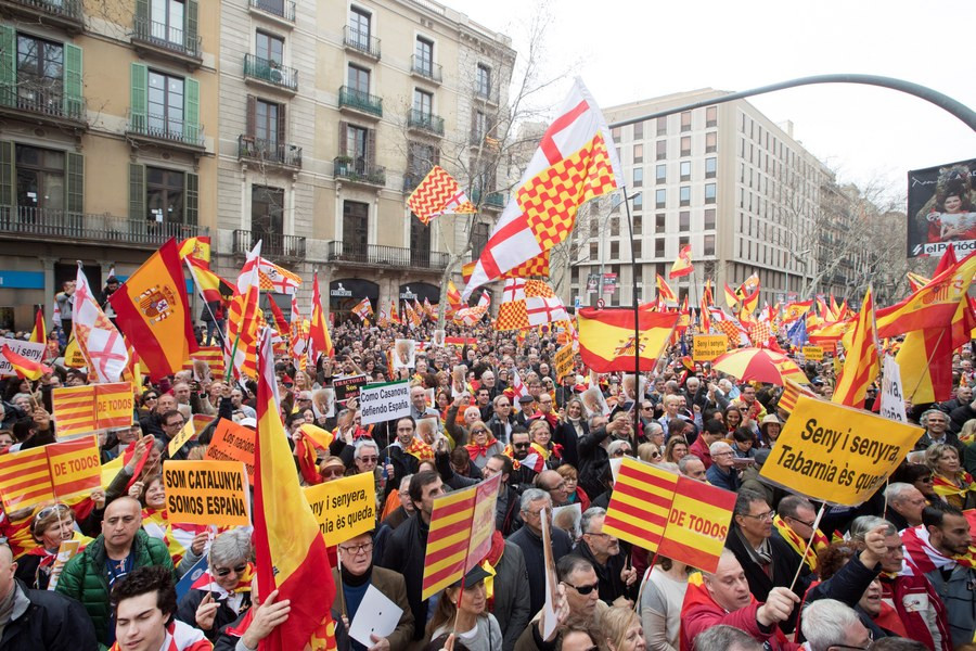 Χιλιάδες στους δρόμους της Βαρκελώνης κατά της ανεξαρτησίας της Καταλονίας