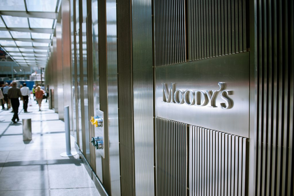 Moody’s: Η χαλάρωση των capital controls θετική για το αξιόχρεο των ελληνικών τραπεζών