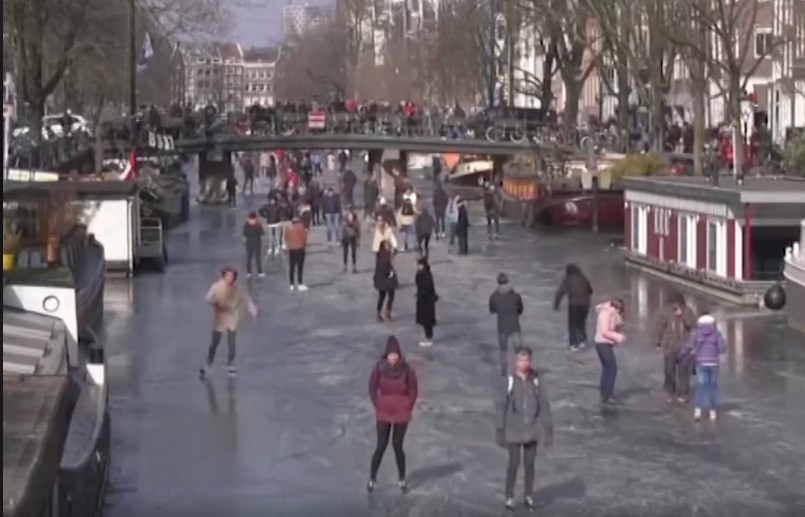 Στα παγωμένα κανάλια του Άμστερνταμ κάνουν πατινάζ [ΒΙΝΤΕΟ]