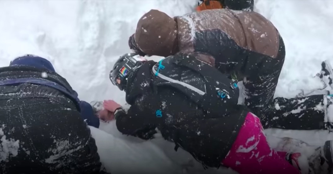 Βίντεο: Η στιγμή που ξεθάβουν από το χιόνι snowboarder, ζωντανό
