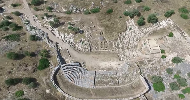 Μαγικές εικόνες από το αρχαιότερο θέατρο της Ελλάδας [ΒΙΝΤΕΟ]