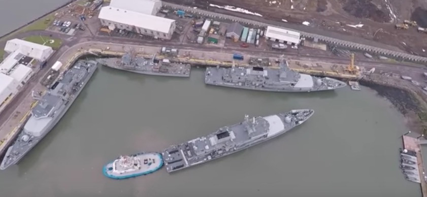 Ρυμουλκό παρκάρει πολεμικό πλοίο με απόλυτη ακρίβεια [ΒΙΝΤΕΟ]