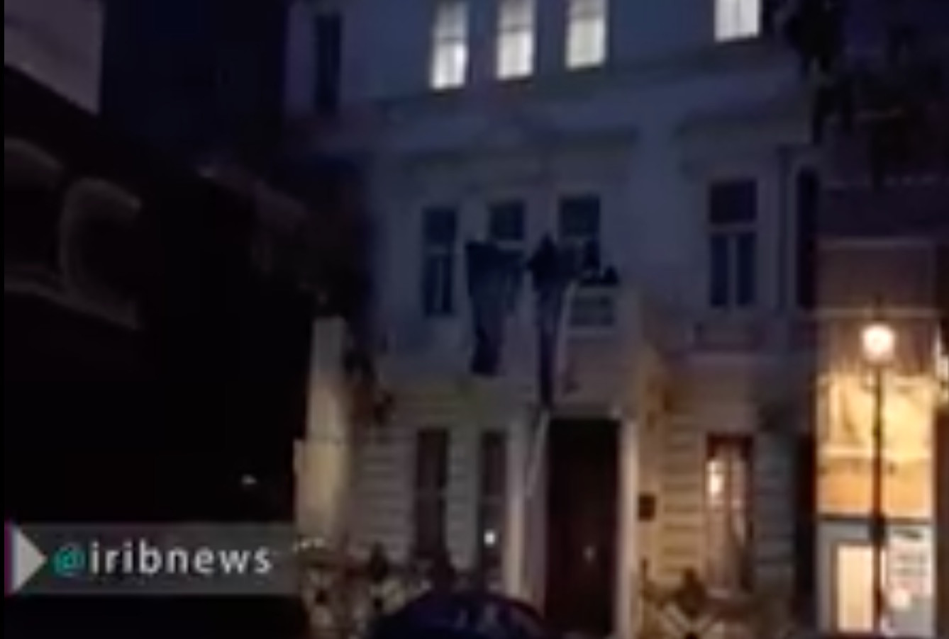 «Ξήλωσαν» την σημαία από την πρεσβεία του Ιράν στο Λονδίνο [Βίντεο]