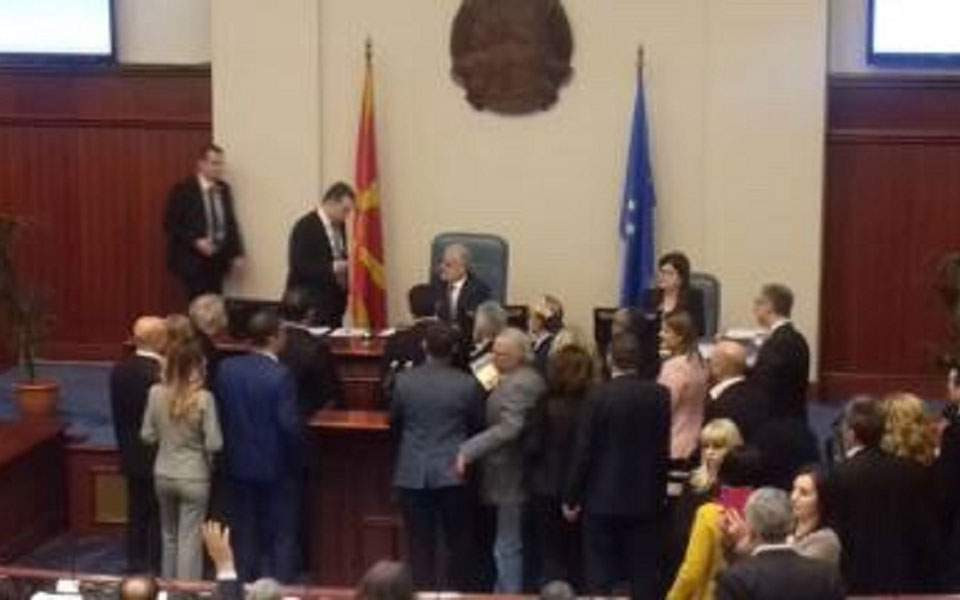 Ένταση και επεισόδια στη Βουλή της ΠΓΔΜ [Βίντεο]