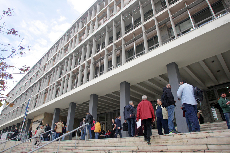 Συνελήφθη 63χρονος για ασέλγεια σε βάρος ανηλίκων και χιλιάδες αρχεία με παιδική πορνογραφία