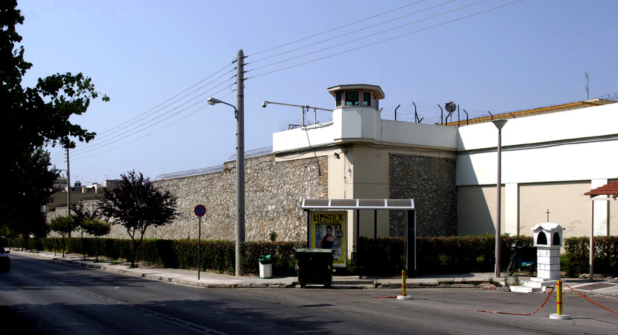 Κρατούμενοι εναντίον συνδικαλιστών για έναν ξεχωριστό διευθυντή φυλακών
