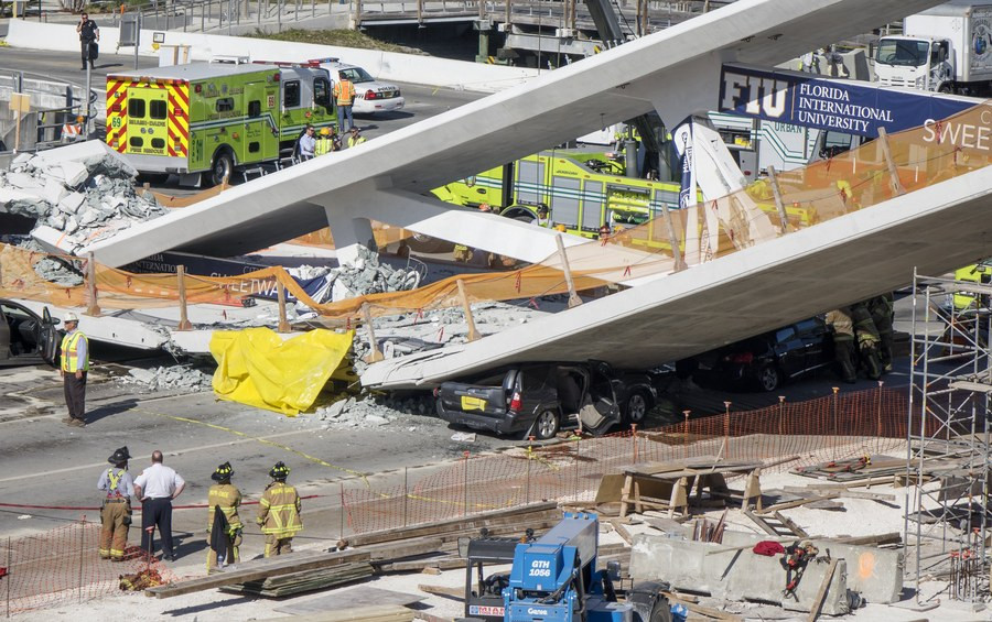 Η στιγμή που καταρρέει η πεζογέφυρα στο Μαϊάμι – Ανεβαίνει ο αριθμός των νεκρών [ΒΙΝΤΕΟ]