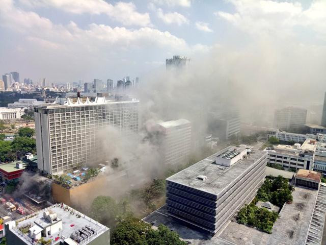 Τέσσερις νεκροί και πολλοί εγκλωβισμένοι από πυρκαγιά σε ξενοδοχείο στη Μανίλα [βίντεο]