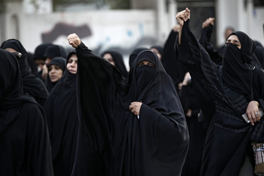 Οι γυναίκες στη Σ. Αραβία απαλλάσσονται από τη μπούρκα, αλλά…