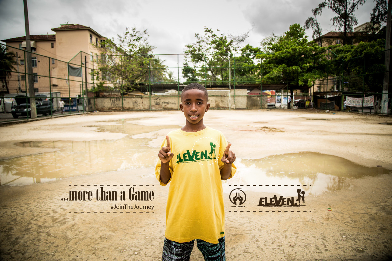 Παιδιά απ΄ όλον τον κόσμο παίζουν μπάλα με προσφυγόπουλα, ενάντια στον ρατσισμό